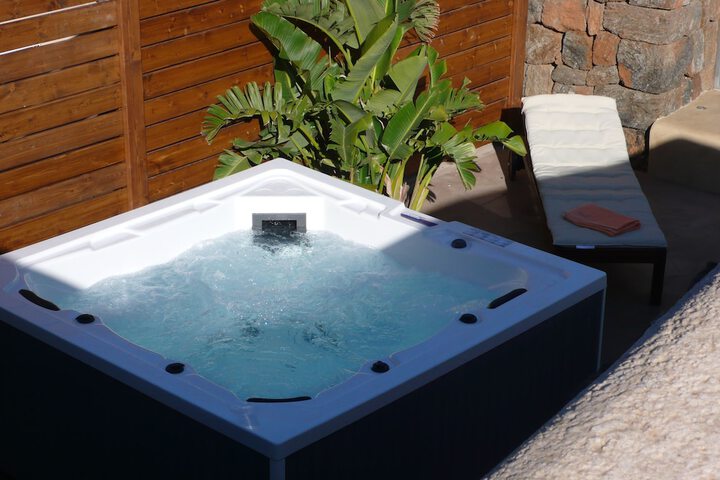 Jetted tub