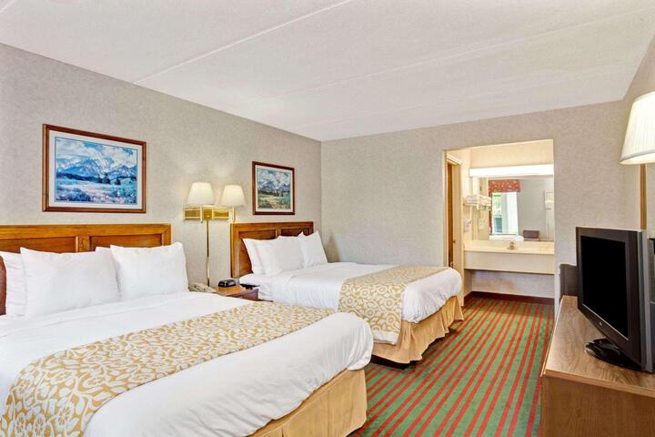 1 King Bed (2 of 13)