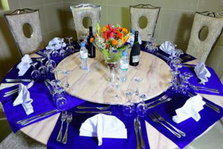 Dining 4 of 13