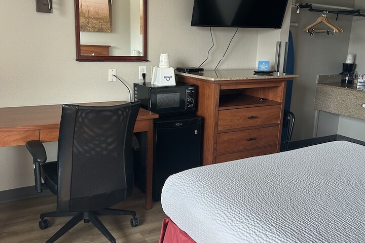 1 Queen Bed (3 of 21)