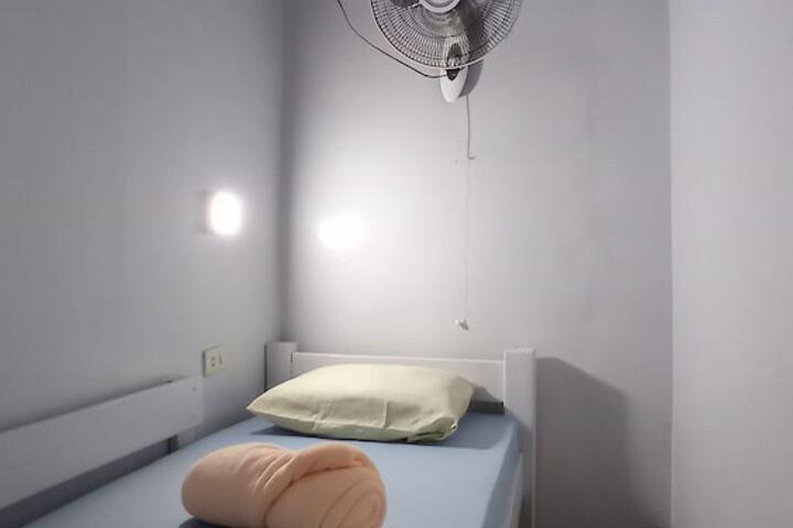Room 32 of 38