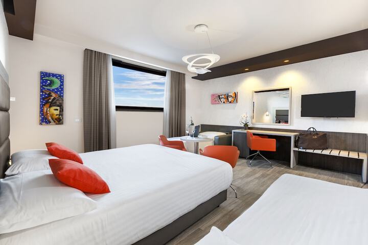 Room 43 of 155
