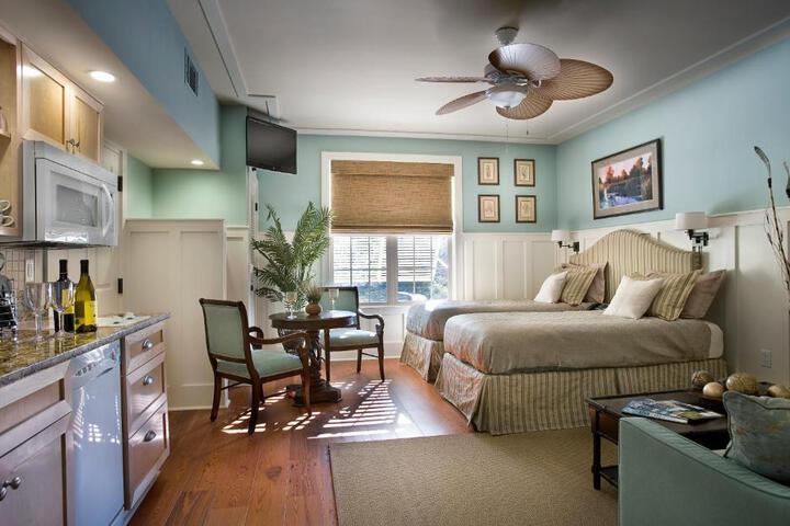 1 Bedroom Deluxe Studio King Bed Kitchenette (3 of 5)