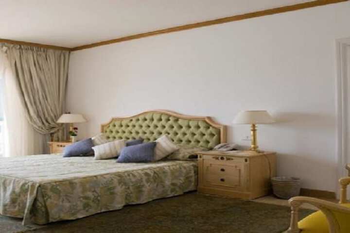 Room 13 of 82