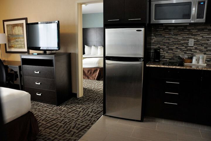 1 Queen Bed Tower Sofa Bed Work Desk Microwave and Refrigerator High Speed Internet Accessible Full Breakfast (2 of 26)