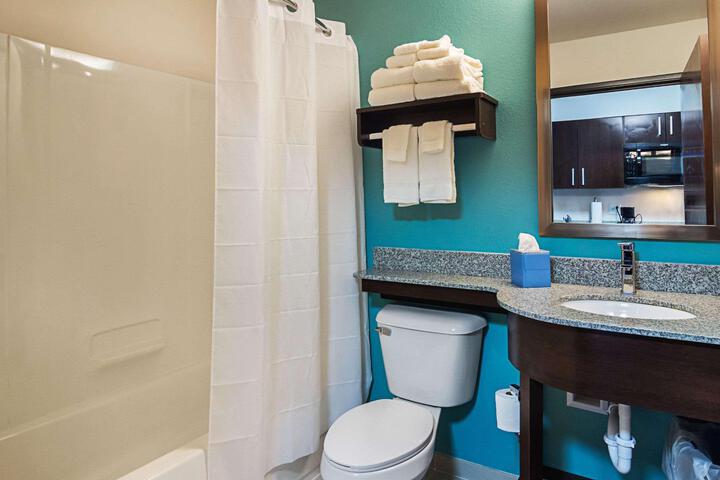 1 Queen Bed Efficiency (16 of 24)