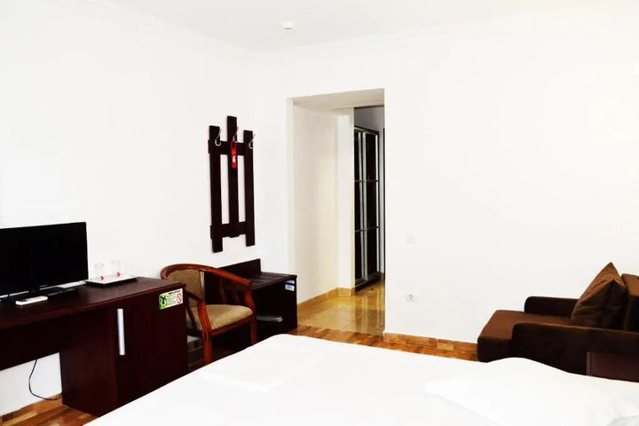 Room 5 of 16