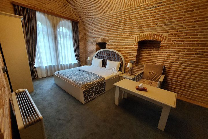 Room 8 of 16