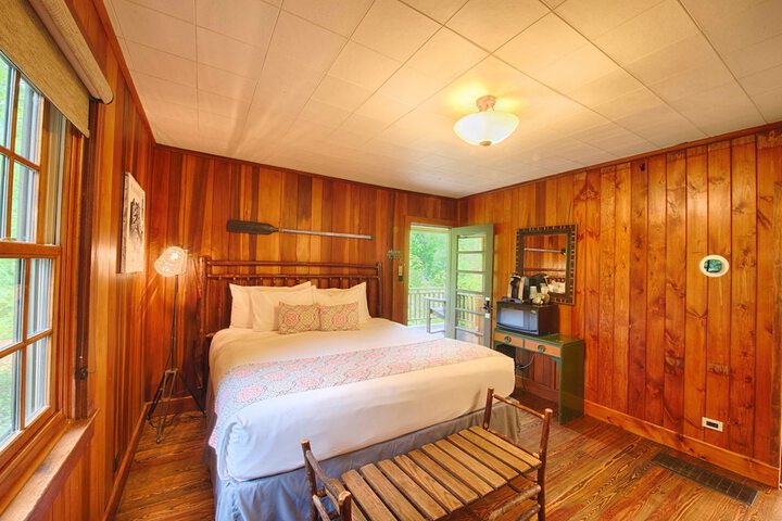 Room 28 of 243