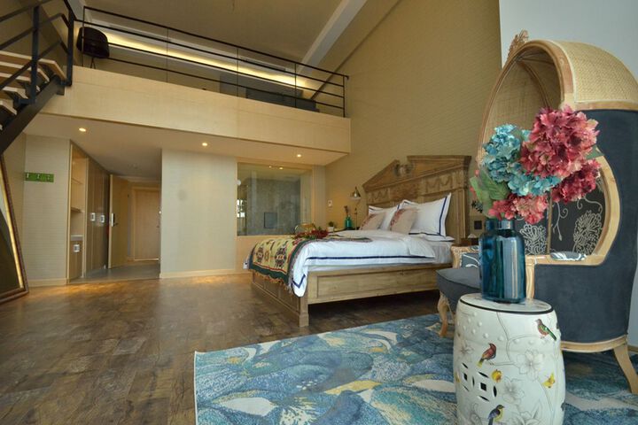 Room 5 of 9