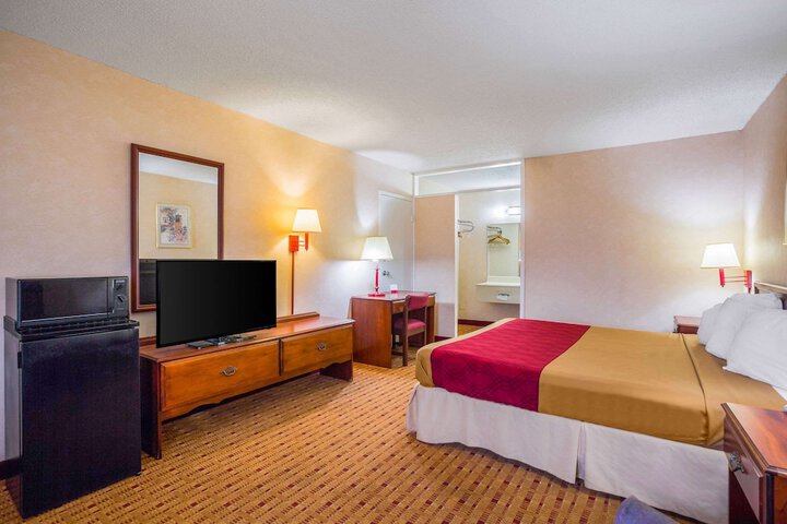 1 King Bed (8 of 11)