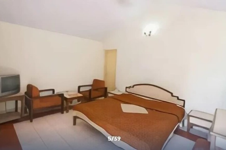 Room 3 of 8