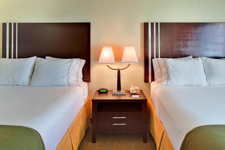 1 Queen Bed (3 of 3)