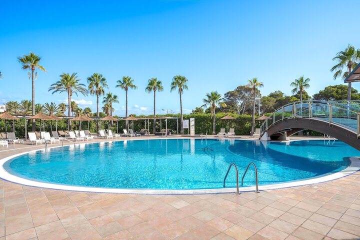 Hotel with Pool