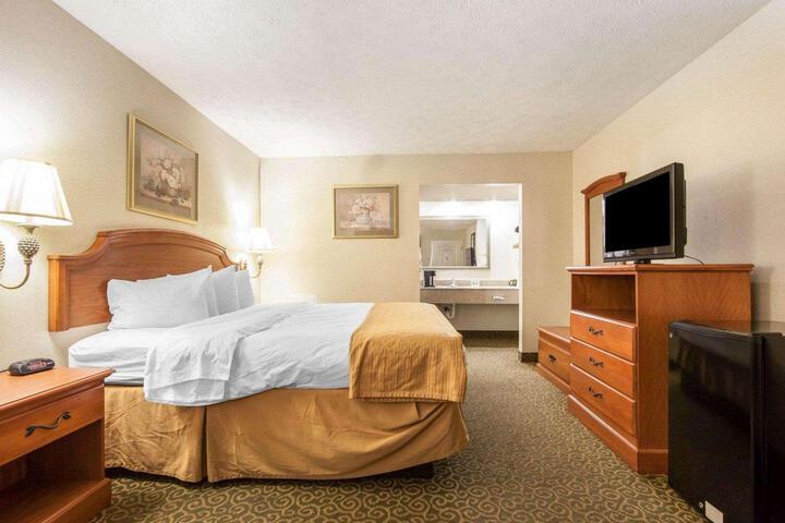 1 King Bed (1 of 6)