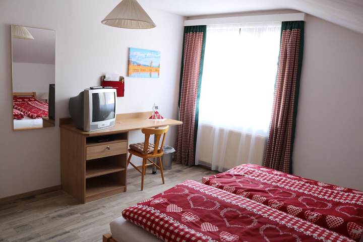 Room 6 of 28