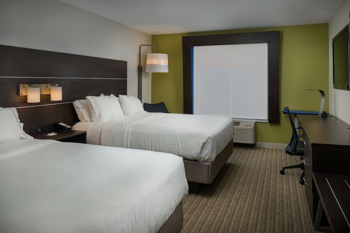 2 Queen Beds (5 of 9)