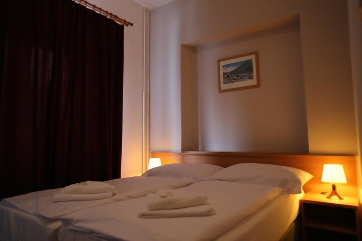 Room 9 of 28