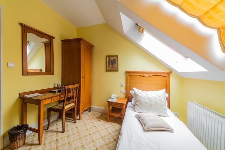 Room 4 of 66