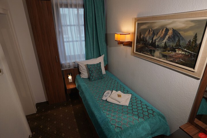 Room 27 of 107