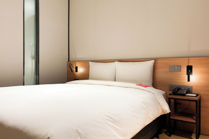 Room 8 of 100