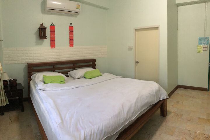 Room 2 of 30