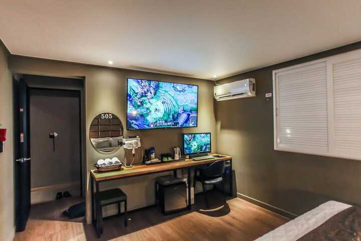 Room 27 of 35