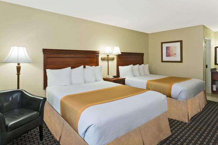 2 Queen Beds (12 of 18)