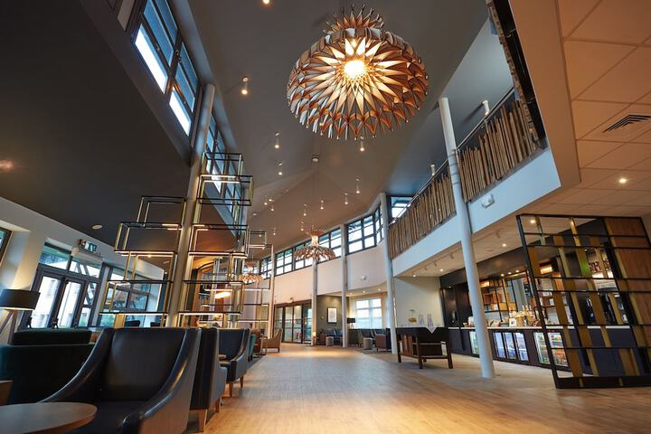 Entrance & Lobby