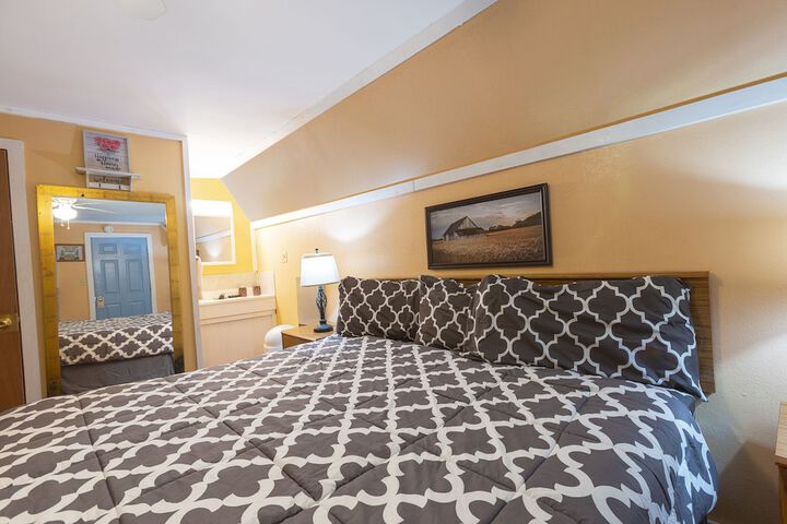 Deluxe King Bed (9 of 18)