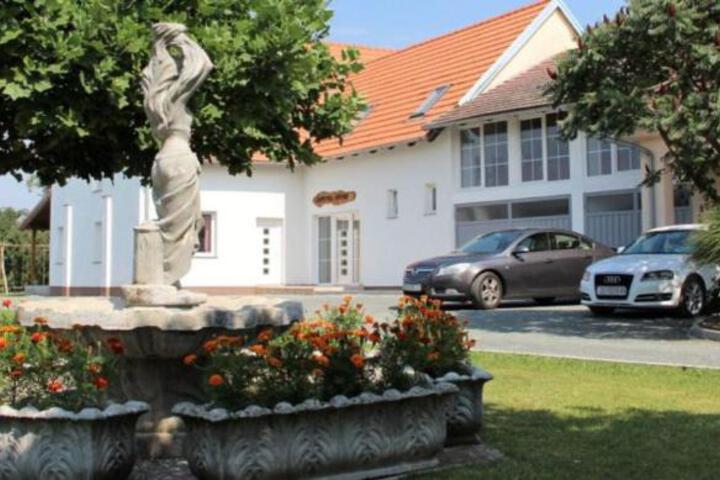 LONJSKI DVORI