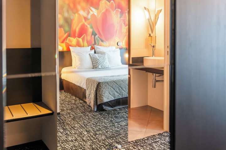 Room 32 of 74
