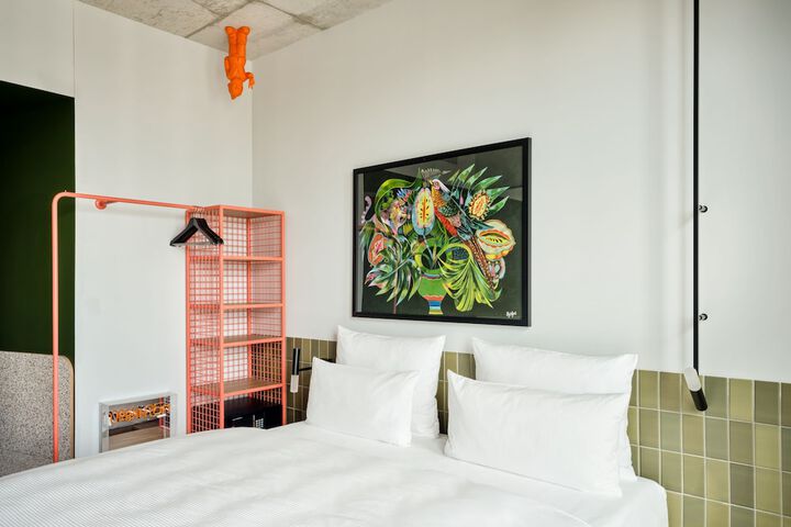 Room 17 of 47