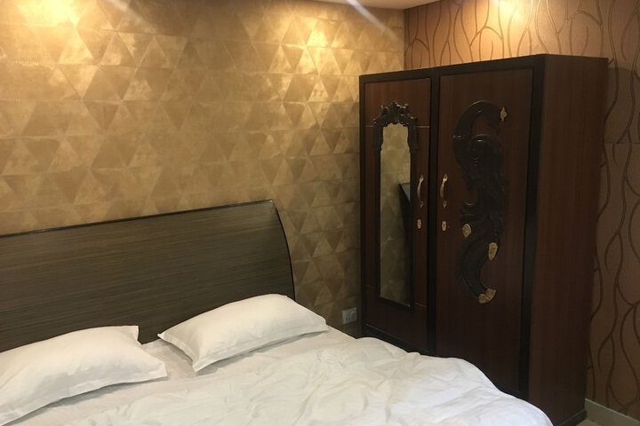 Room 8 of 11