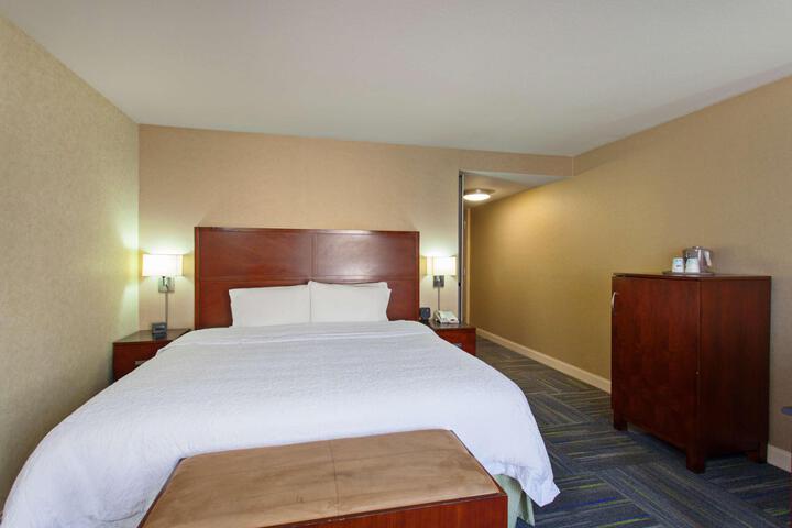 1 King Bed (2 of 17)