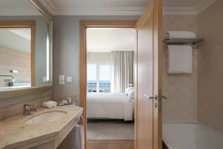 Room 42 of 163