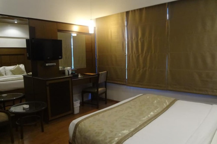 Room 4 of 33
