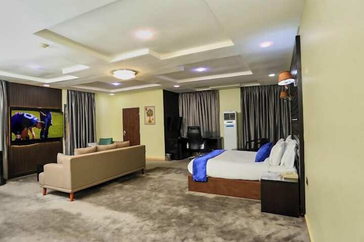 Room 4 of 40
