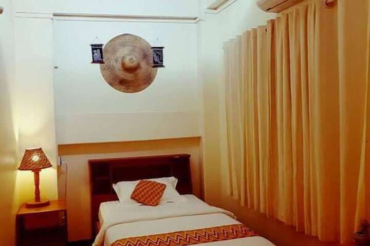 Room 4 of 9