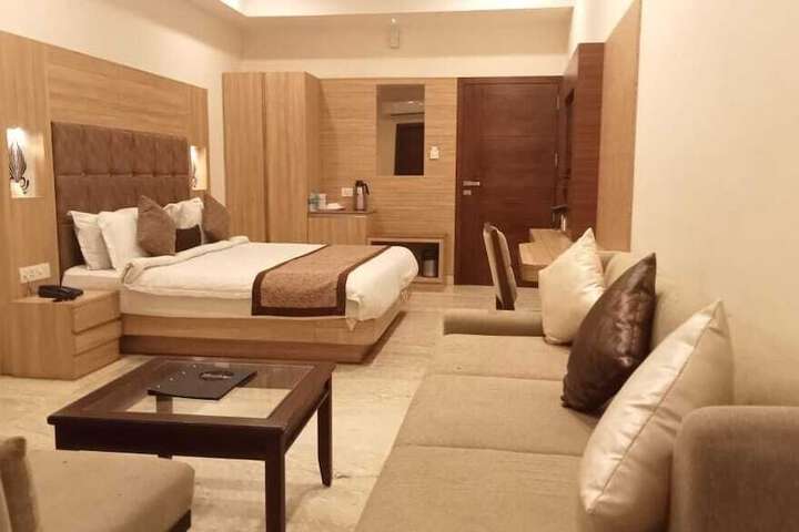 Room 4 of 10