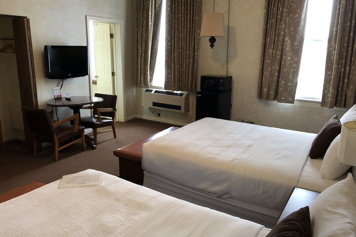 Standard Double Room 2 Queen Beds (5 of 5)