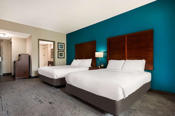 2 Queen Beds Balcony Microwave and Refrigerator WiFi Full Breakfast (9 of 12)