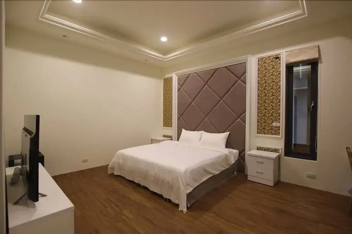 Room 6 of 9