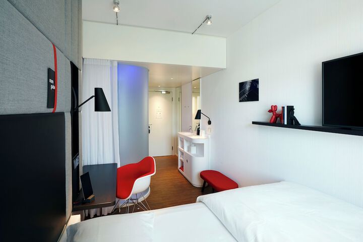 Room 10 of 43