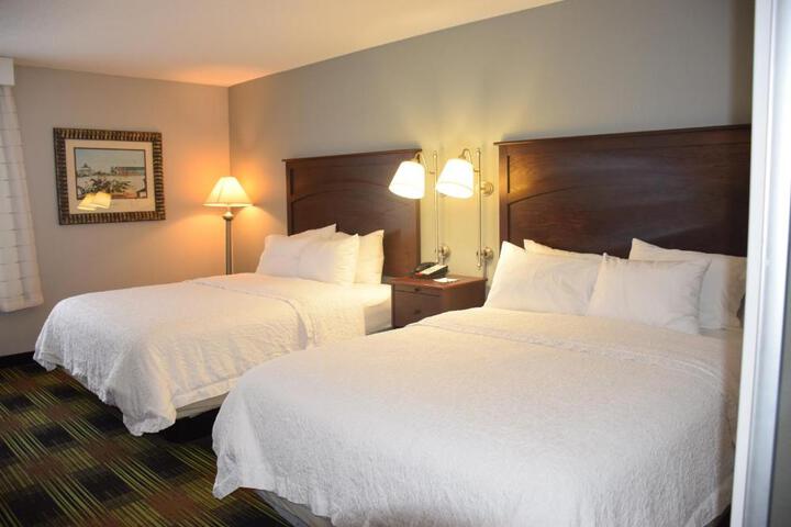 1 Queen Bed Mobility Accessible (4 of 9)