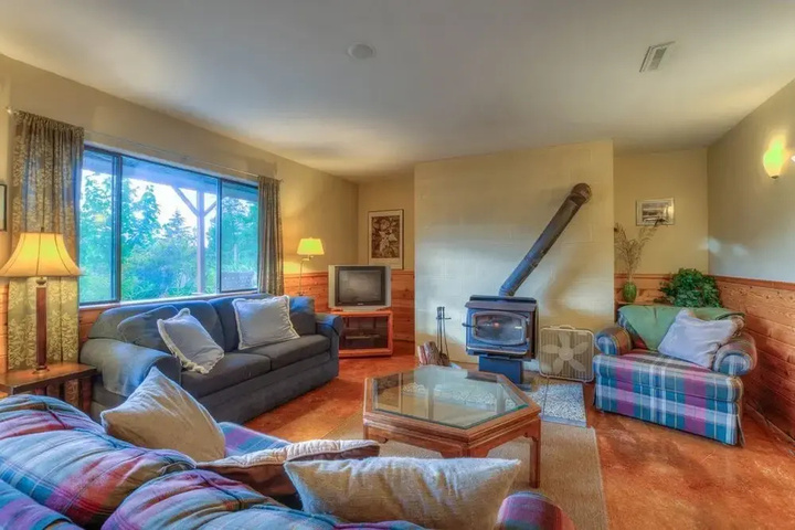 The Cedar Field Vacation House
