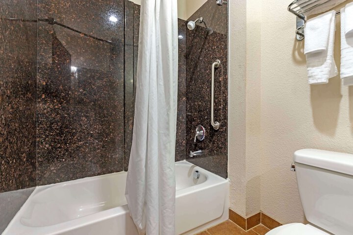 1 King Bed High Speed Internet Accessible Microwave and Refrigerator Flat Screen Television Desk Full Breakfast (3 of 14)