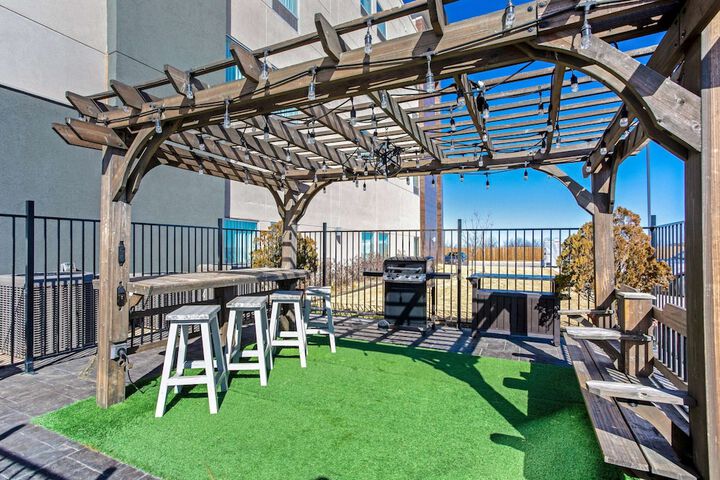 Hotel Exterior 27 of 30