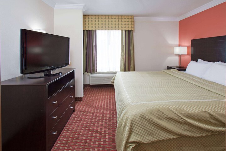 1 King Bed (6 of 13)