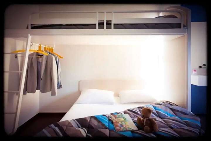 Room 8 of 82